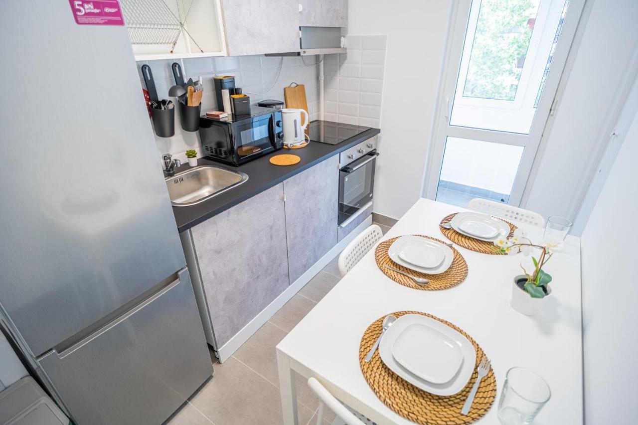 Spacious Newly Renovated 2Br Apartments With Balcony 布加勒斯特 外观 照片