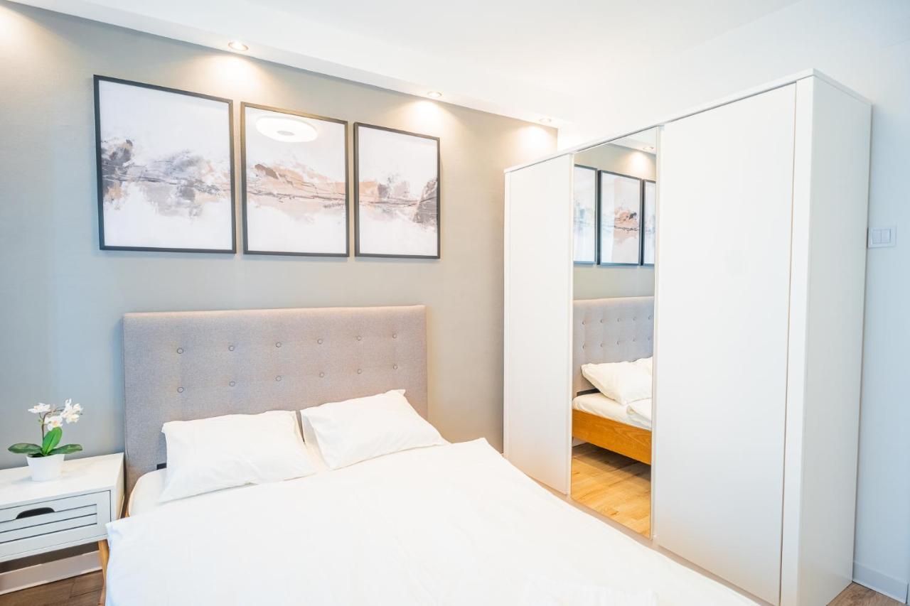 Spacious Newly Renovated 2Br Apartments With Balcony 布加勒斯特 外观 照片