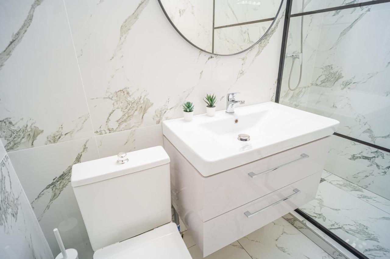 Spacious Newly Renovated 2Br Apartments With Balcony 布加勒斯特 外观 照片