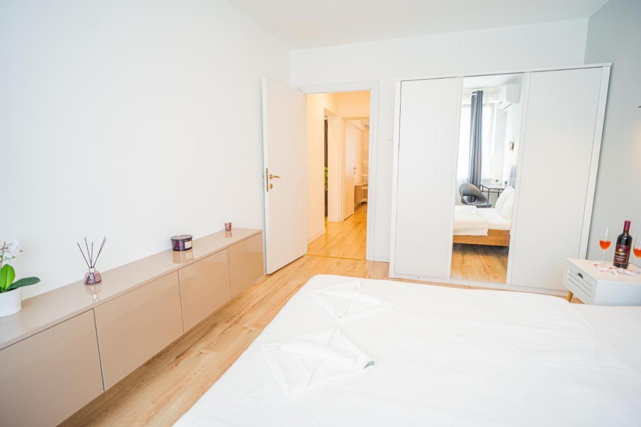 Spacious Newly Renovated 2Br Apartments With Balcony 布加勒斯特 外观 照片