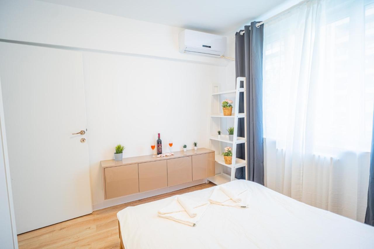 Spacious Newly Renovated 2Br Apartments With Balcony 布加勒斯特 外观 照片