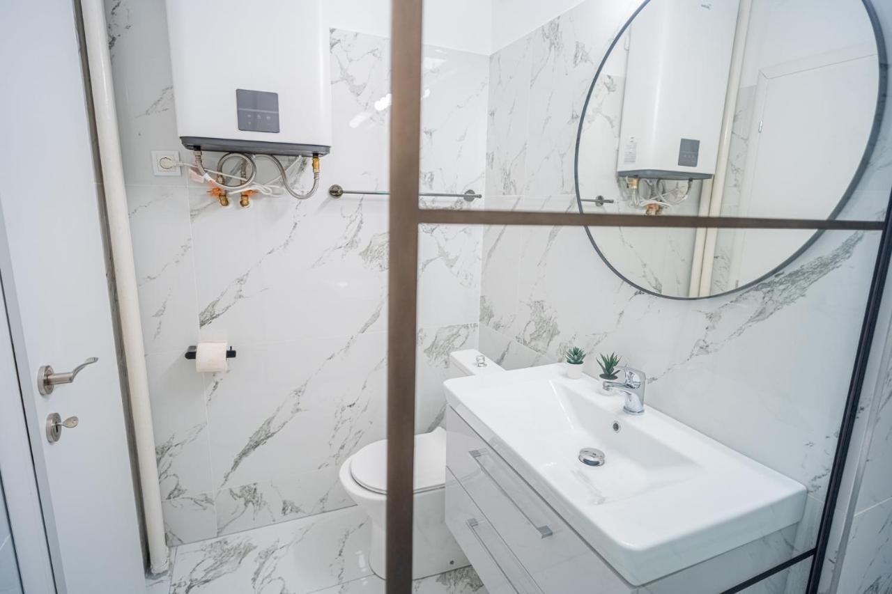 Spacious Newly Renovated 2Br Apartments With Balcony 布加勒斯特 外观 照片