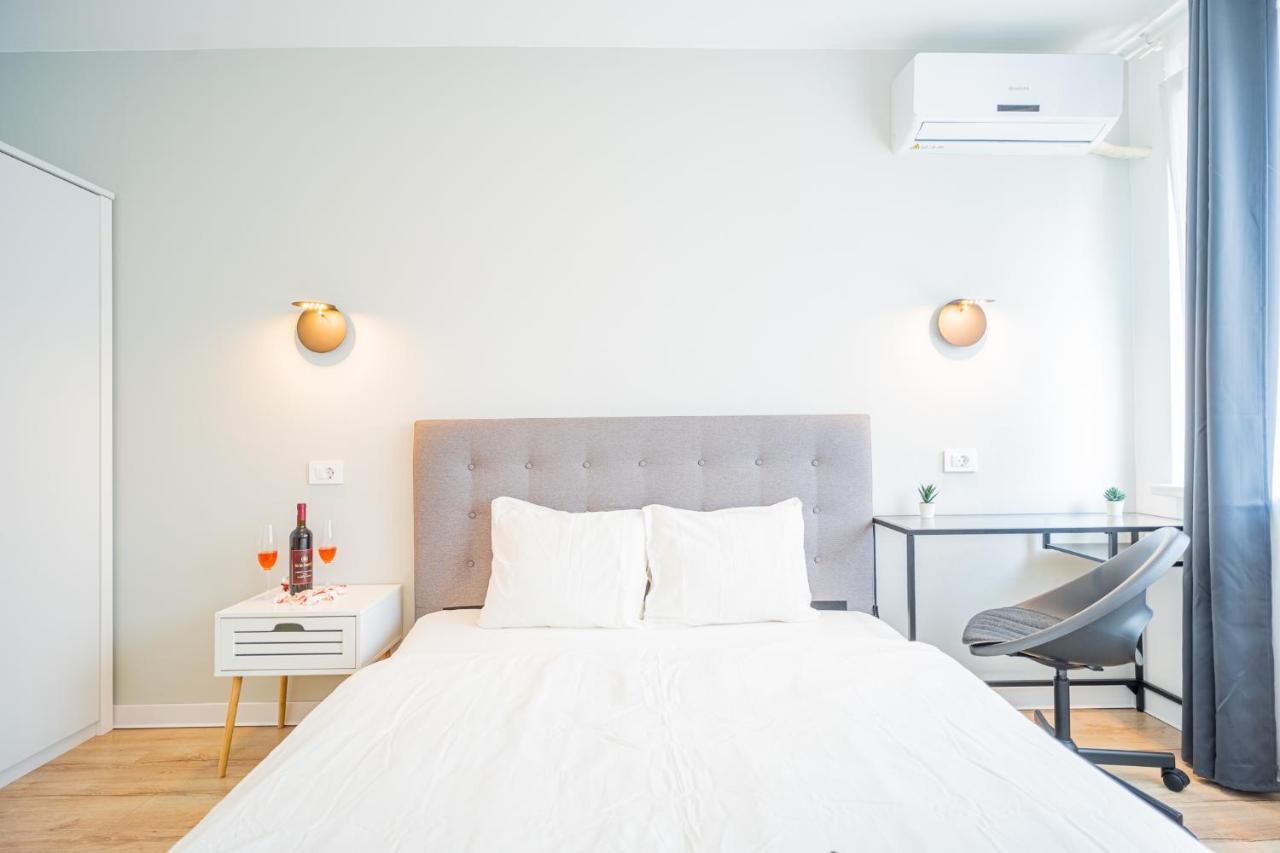 Spacious Newly Renovated 2Br Apartments With Balcony 布加勒斯特 外观 照片