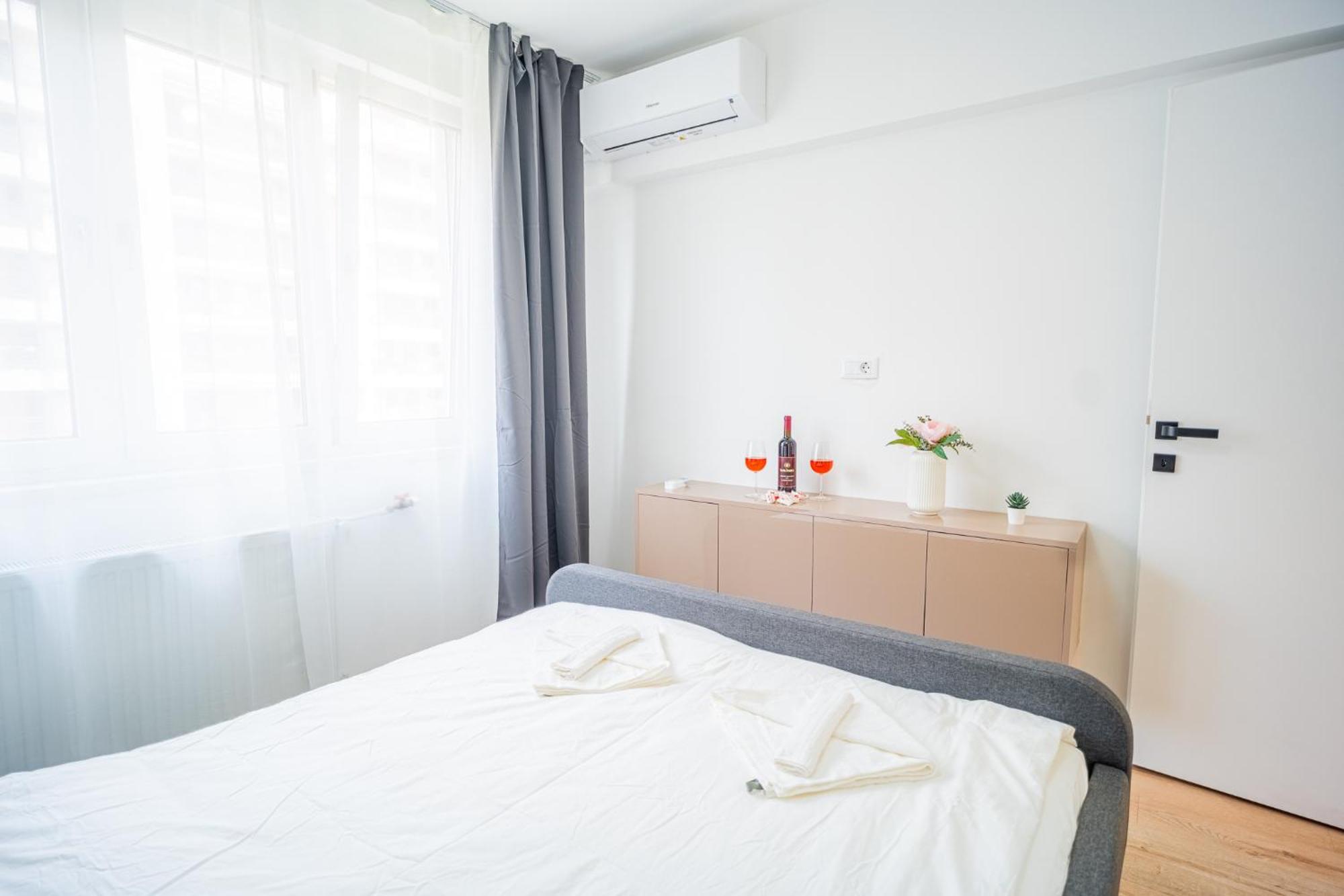 Spacious Newly Renovated 2Br Apartments With Balcony 布加勒斯特 外观 照片