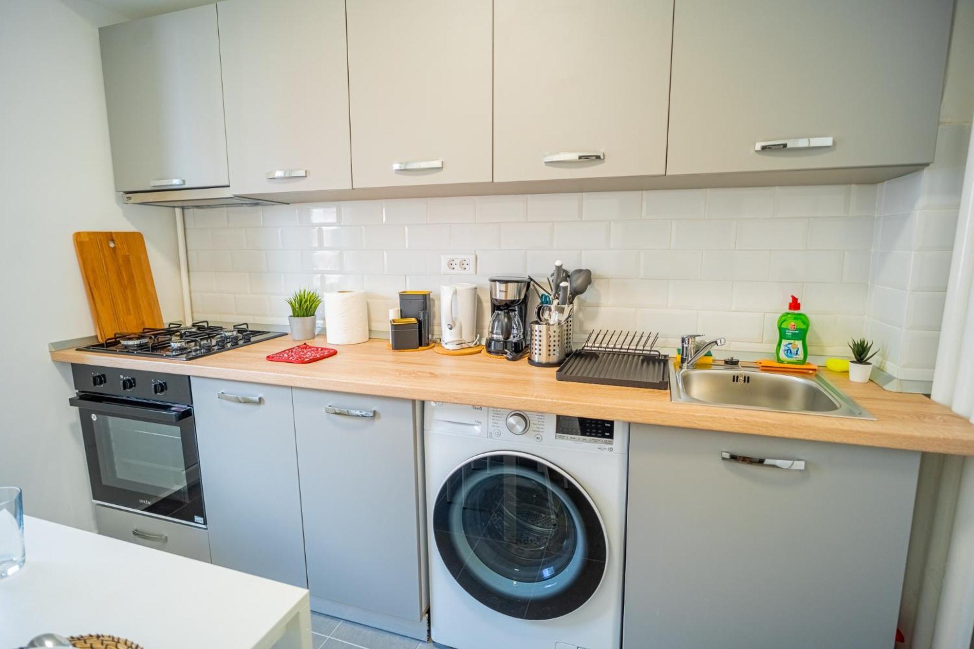 Spacious Newly Renovated 2Br Apartments With Balcony 布加勒斯特 外观 照片