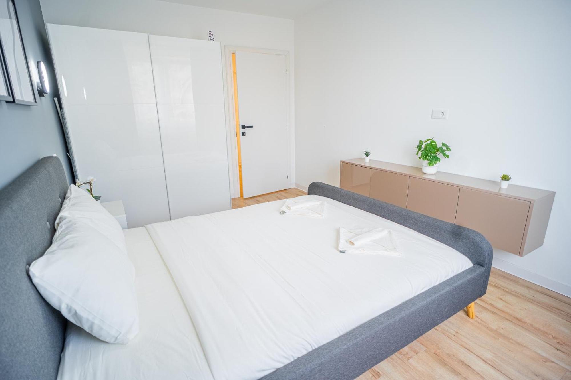 Spacious Newly Renovated 2Br Apartments With Balcony 布加勒斯特 外观 照片