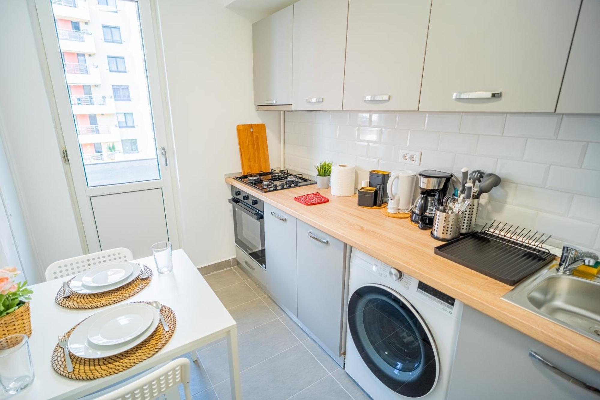 Spacious Newly Renovated 2Br Apartments With Balcony 布加勒斯特 外观 照片