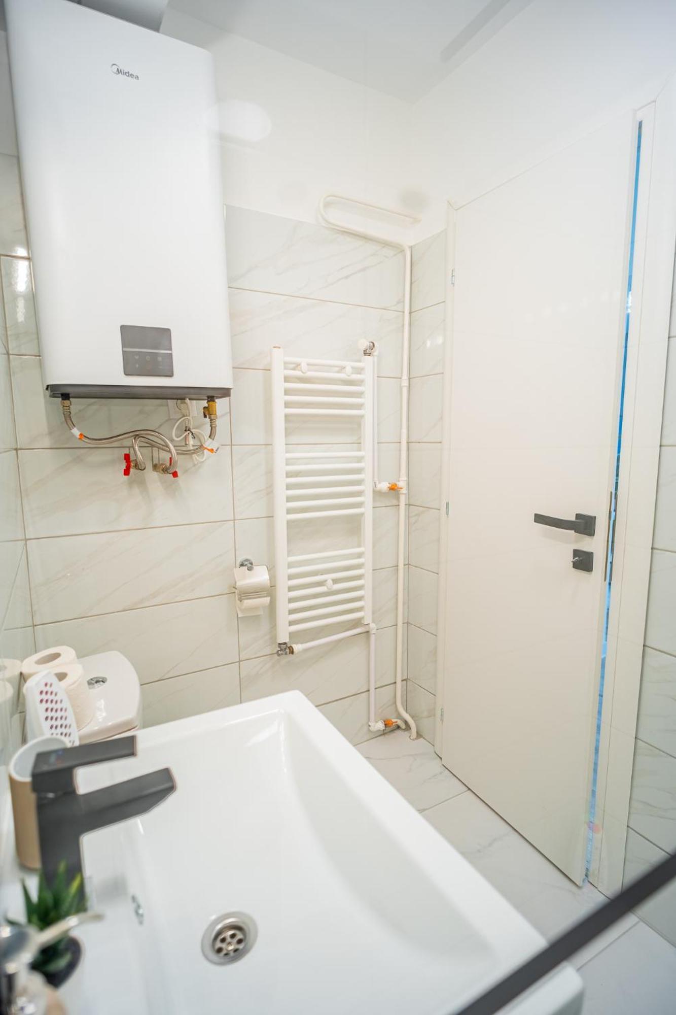 Spacious Newly Renovated 2Br Apartments With Balcony 布加勒斯特 外观 照片